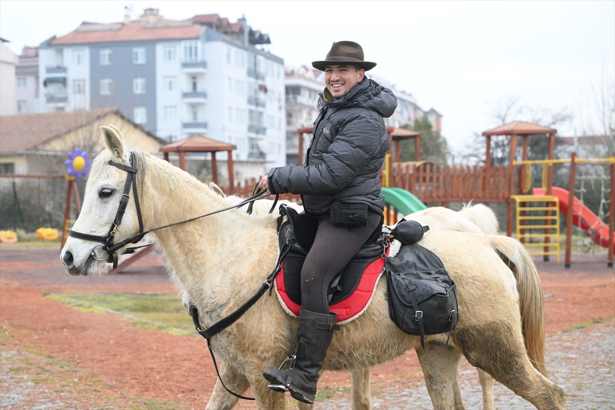 İspanya'dan at sırtında kutsal topraklara gitmek için yola çıkan 3 hacı adayı, mola verdikleri...