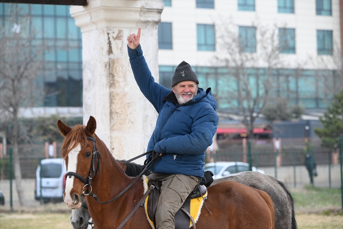 İspanya'dan at sırtında kutsal topraklara gitmek için yola çıkan 3 hacı adayı, mola verdikleri...