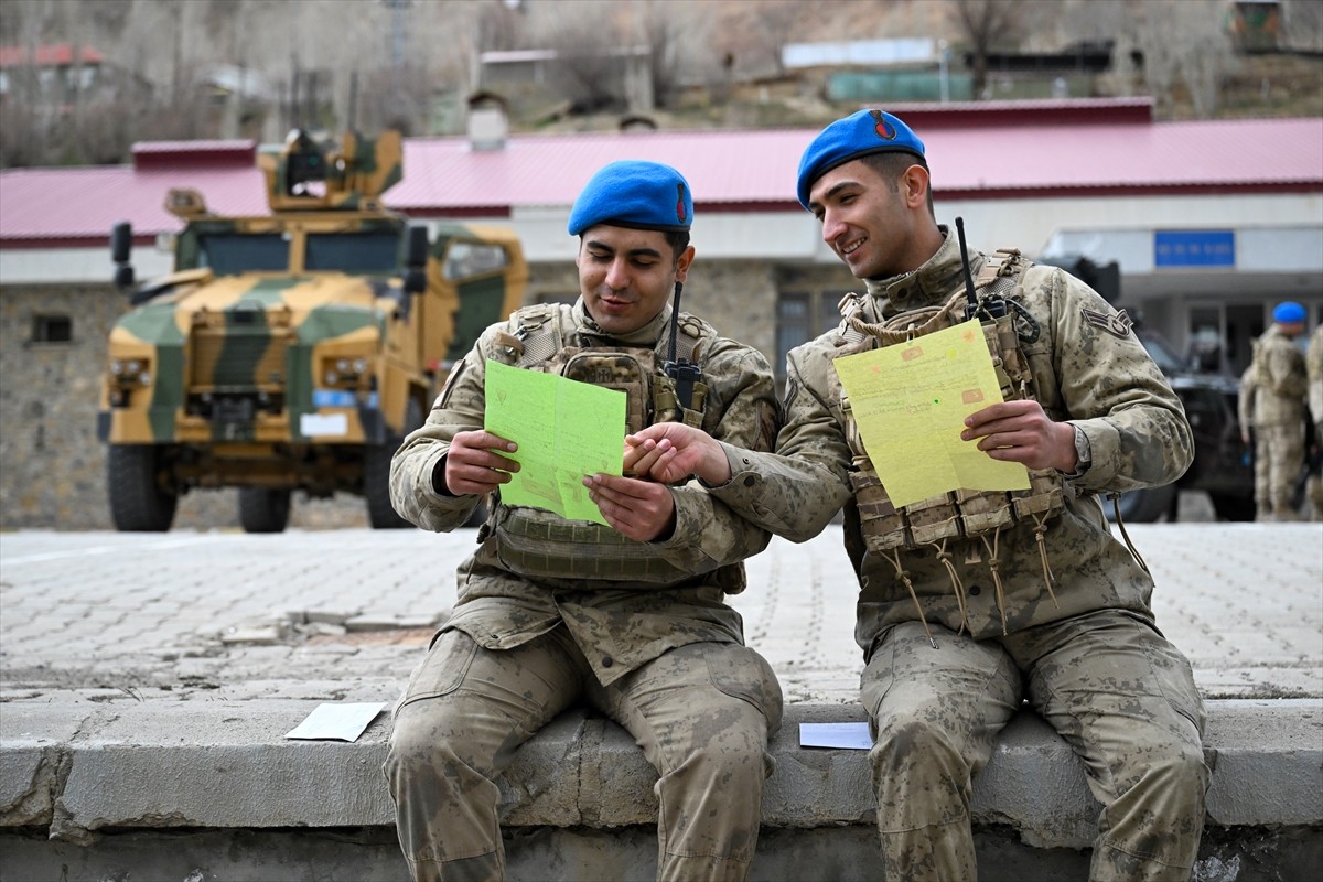 Isparta'da Şehit Polis Memuru Akif Altay İlkokulu'nda mektup yazmayı öğrenen 2/B sınıfı...