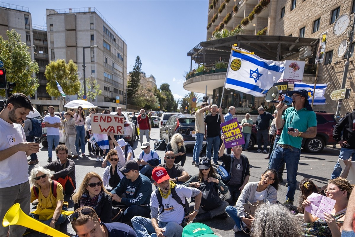 İsrail'de on binlerce kişi Başbakan Binyamin Netanyahu ve hükümetinin, İsrail iç istihbarat...