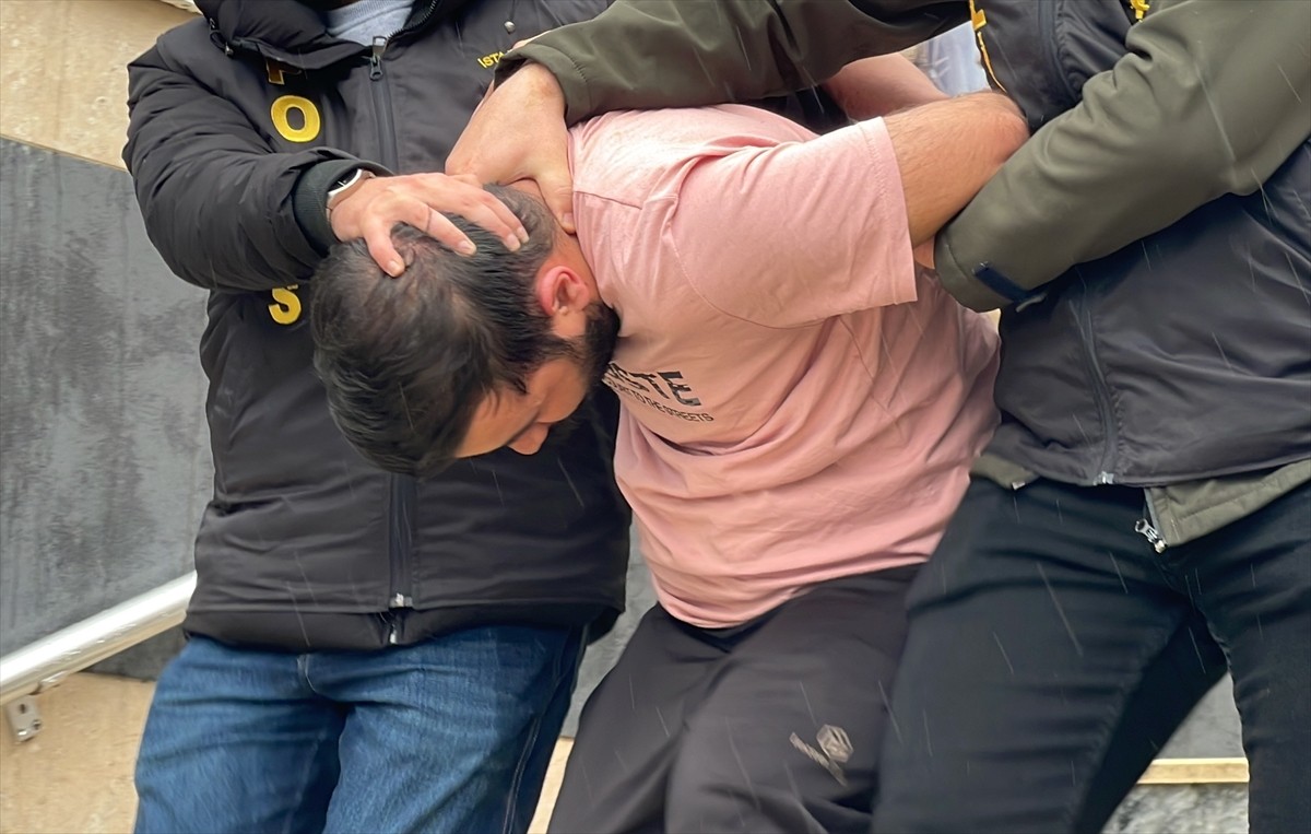 İstanbul'da farklı tarihlerde iki marketten silah tehdidiyle 207 bin lira çalan şüpheli...