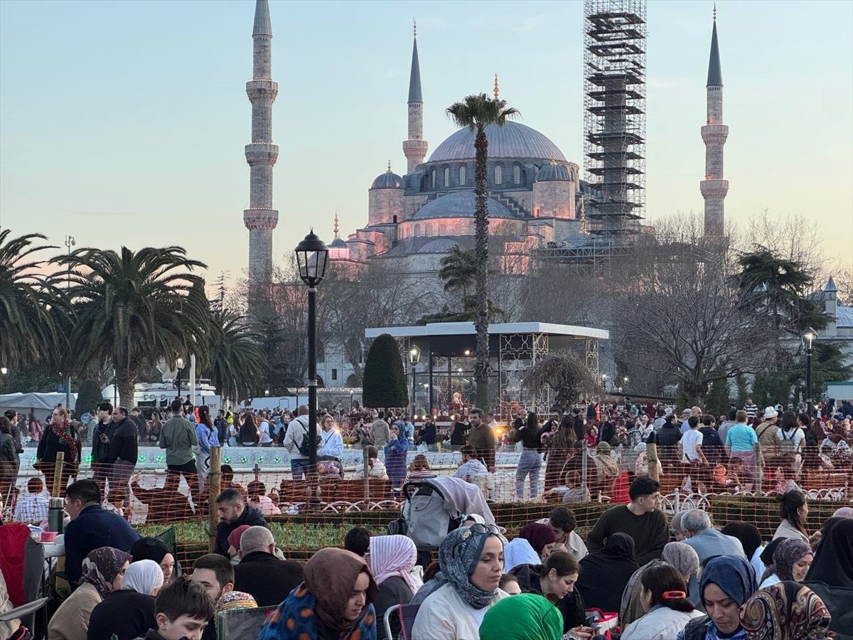 İstanbul'da güzel havanın tadını çıkarmak isteyen bazı vatandaşlar, açık alanlarda iftar yaptı....