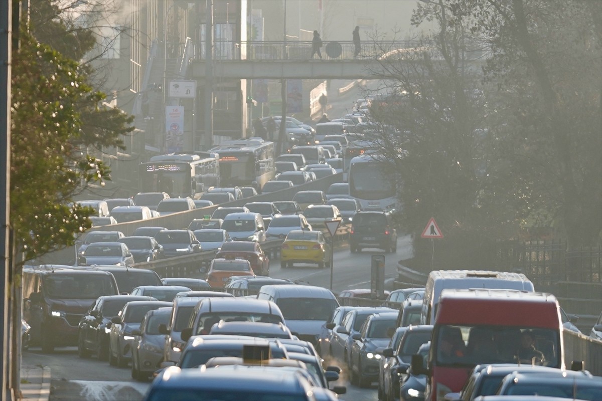 İstanbul'da, haftanın dördüncü iş gününde sabah saatlerinde bazı bölgelerde trafik yoğunluğu...