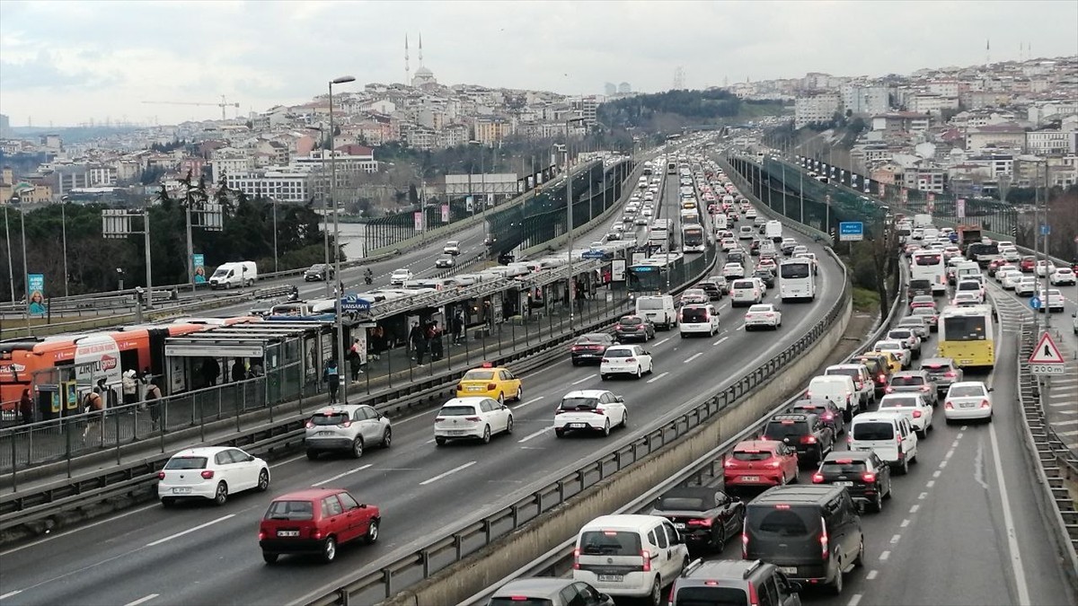 İstanbul'da, haftanın ikinci iş gününde sabah saatlerinde bazı bölgelerde trafik yoğunluğu...