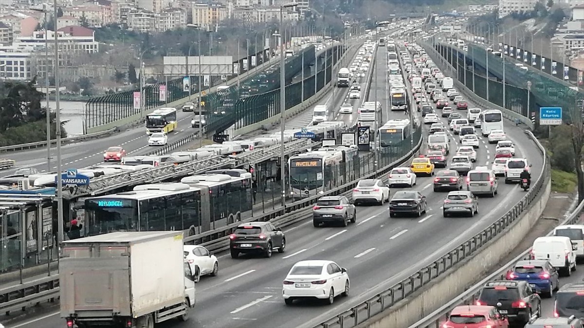 İstanbul'da, haftanın ikinci iş gününde sabah saatlerinde bazı bölgelerde trafik yoğunluğu...