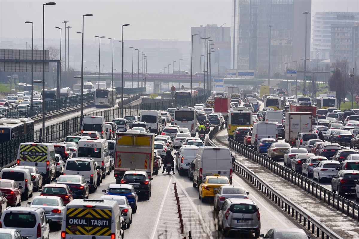 İstanbul'da, haftanın ilk iş günü akşam saatlerinde yağışın da etkisiyle trafik yoğunluğu yüzde...