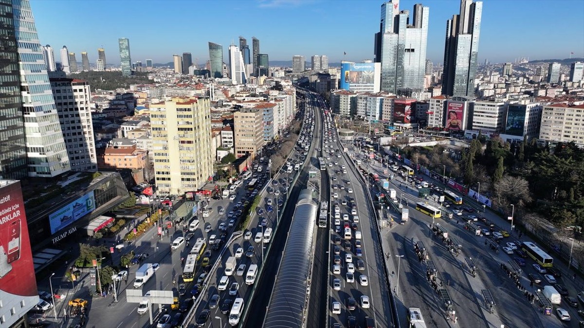 İstanbul'da haftanın son iş gününde akşam saatlerinde trafikte yoğunluk yaşanıyor. İş çıkışı...