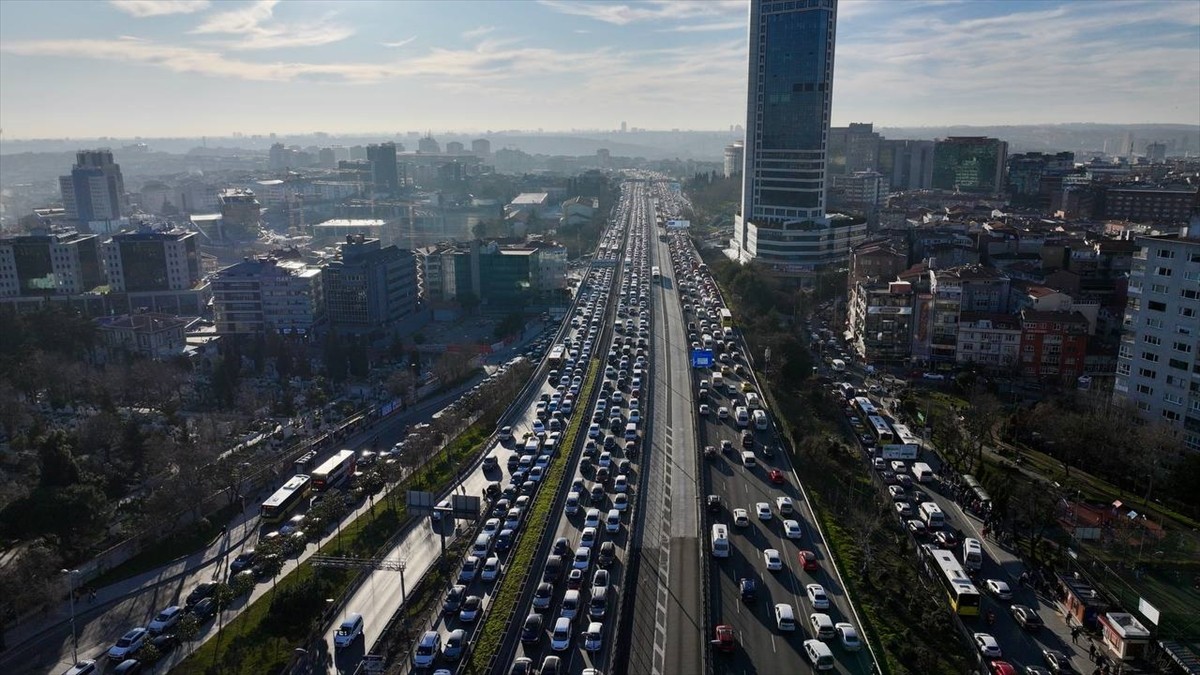 İstanbul'da haftanın son iş gününde akşam saatlerinde trafikte yoğunluk yaşanıyor. İş çıkışı...
