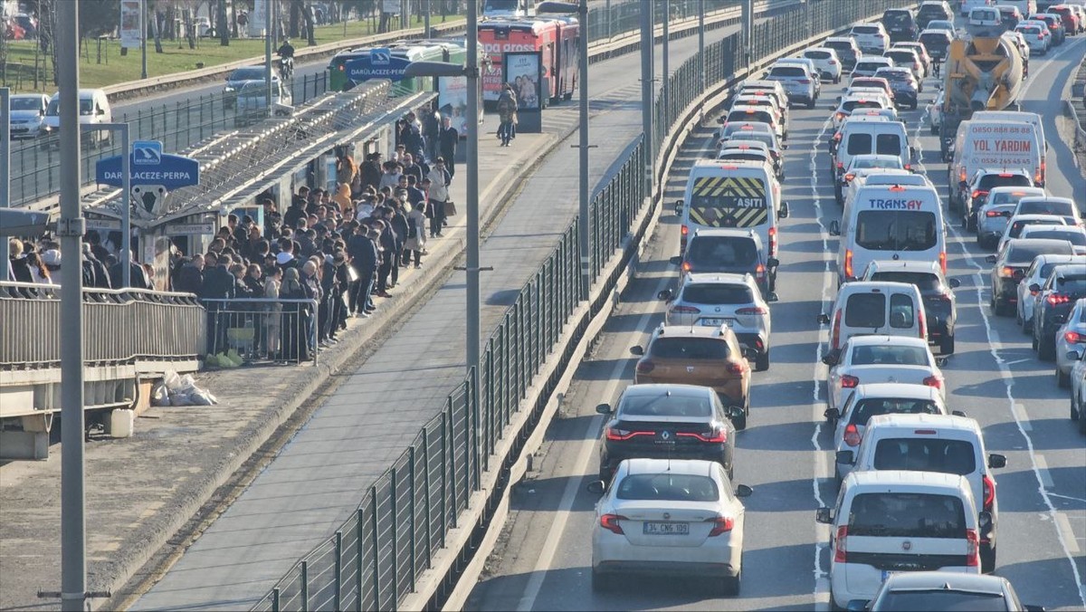İstanbul'da iftar saatinin yaklaşmasıyla trafik yoğunluğu yüzde 80'e çıktı. D-100 kara yolu ve TEM...
