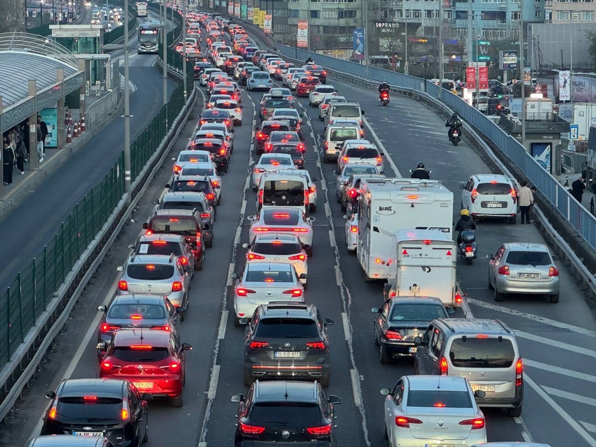 İstanbul'da, Ramazan Bayramı tatilini İstanbul'da geçiren vatandaşların kentin farklı noktalarına...