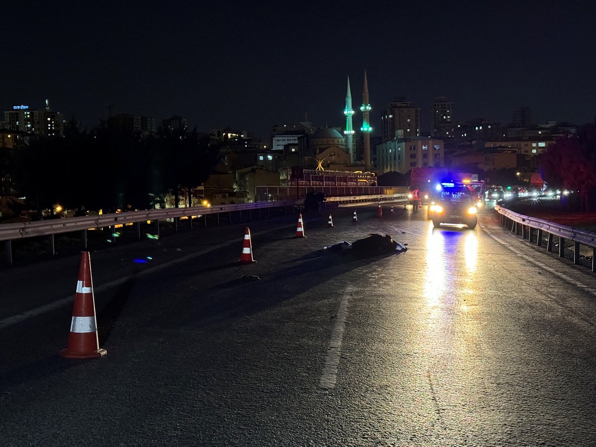 İstanbul Bağcılar TEM Otoyolu'nda emniyet şeridinde bekleyen motosiklet sürücüsü, bir otomobilin...