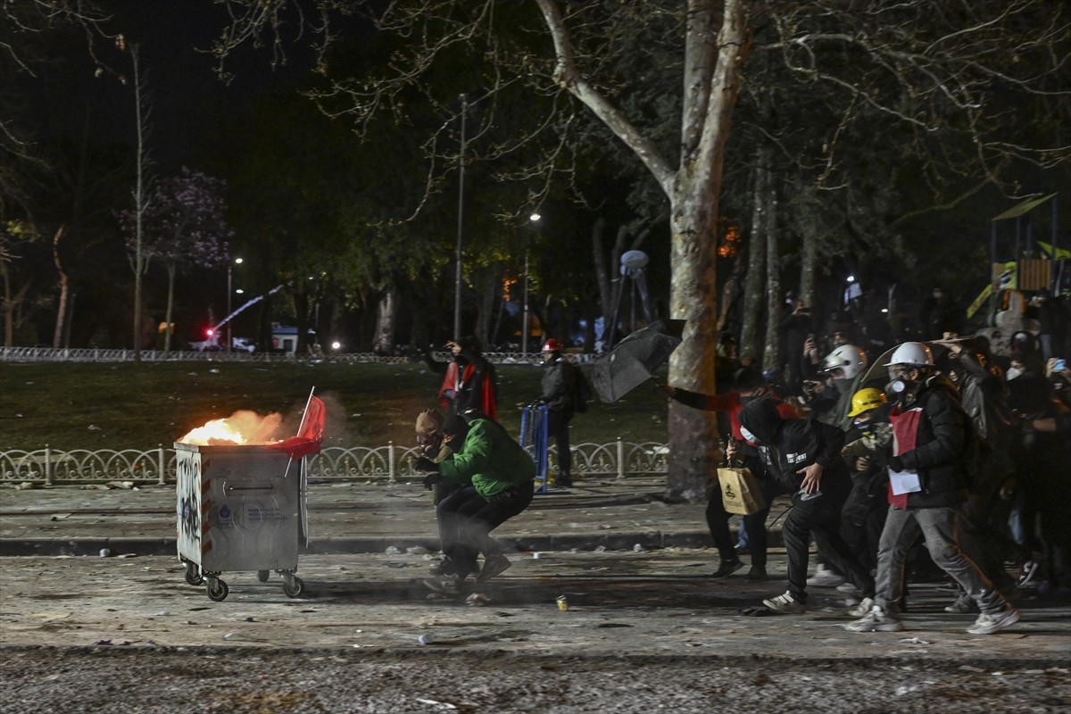 İstanbul Büyükşehir Belediyesine (İBB) yönelik yolsuzluk ve terör soruşturmalarını protesto...