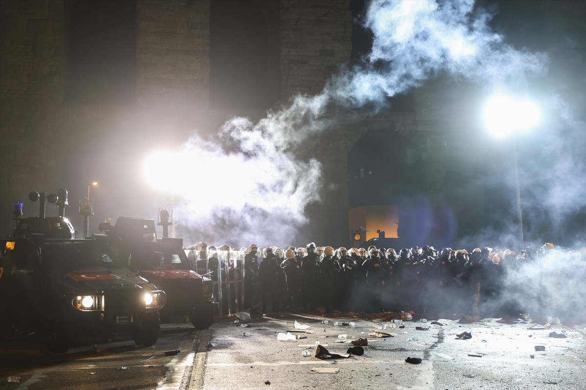 İstanbul Büyükşehir Belediyesine (İBB) yönelik yolsuzluk ve terör soruşturmalarını protesto...