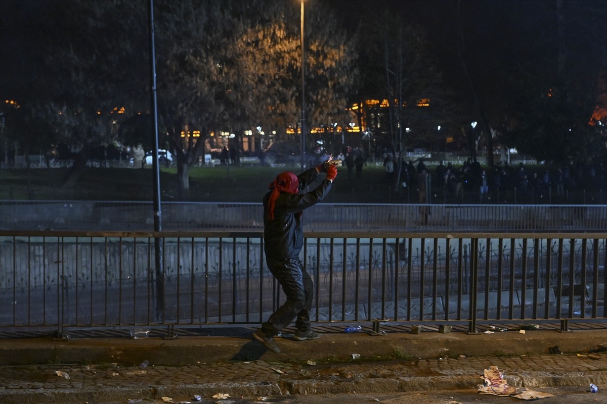 İstanbul Büyükşehir Belediyesine (İBB) yönelik yolsuzluk ve terör soruşturmalarını protesto...