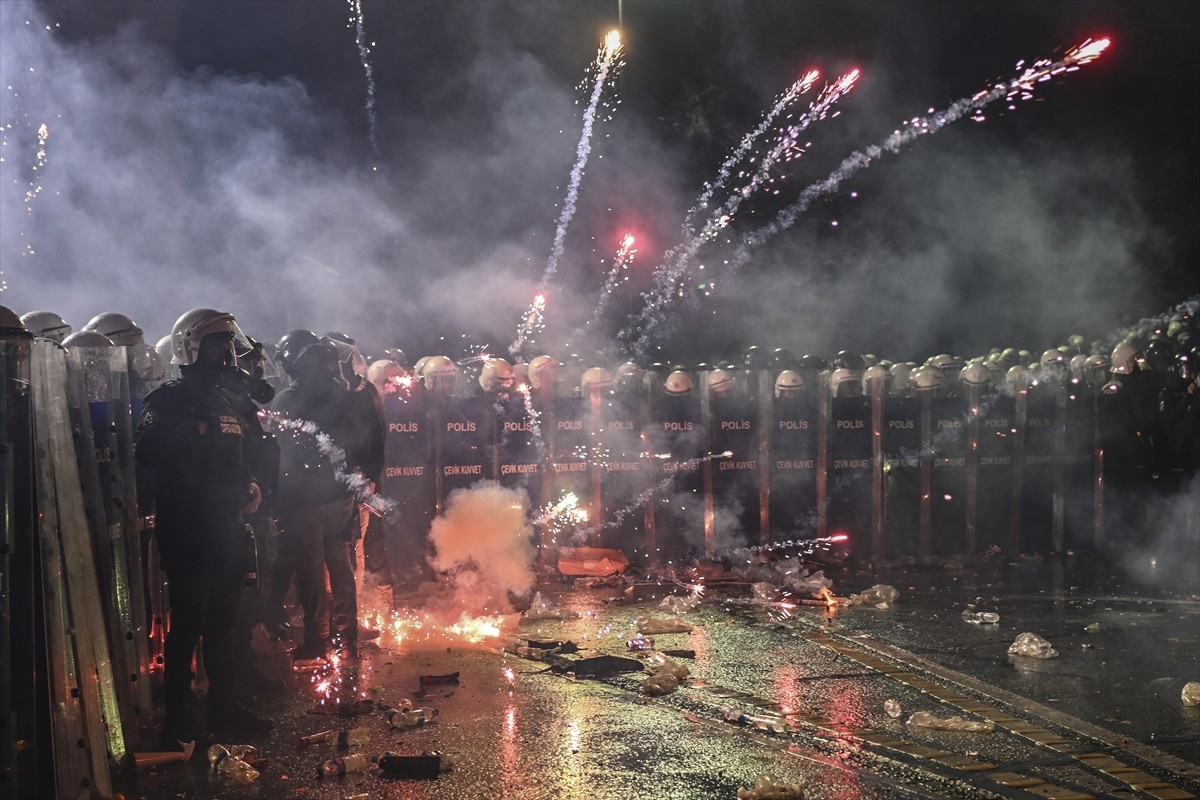 İstanbul Büyükşehir Belediyesine (İBB) yönelik yolsuzluk ve terör soruşturmalarını protesto etmek...