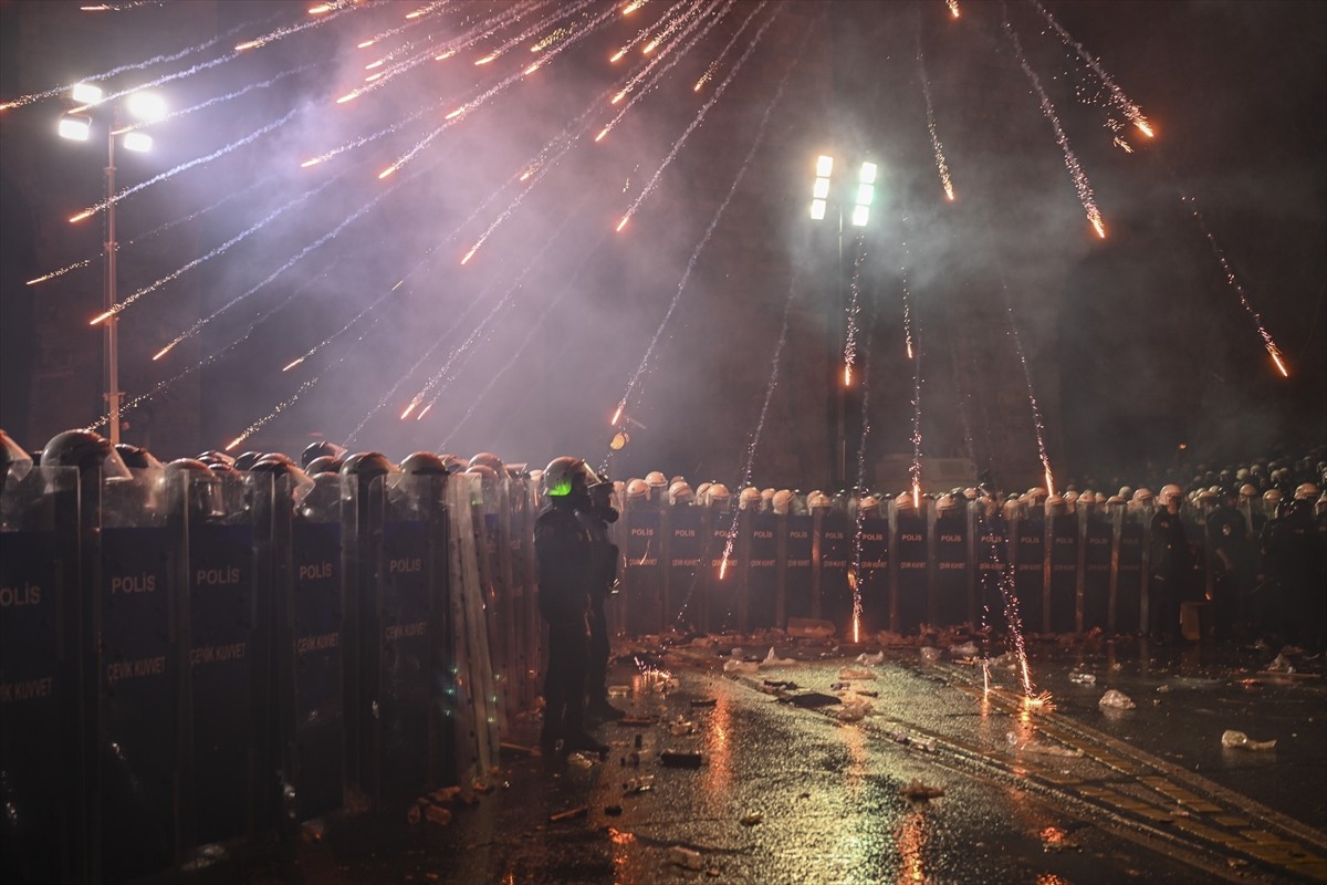 İstanbul Büyükşehir Belediyesine (İBB) yönelik yolsuzluk ve terör soruşturmalarını protesto etmek...