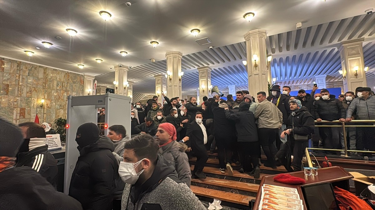 İstanbul Büyükşehir Belediyesine (İBB) yönelik yolsuzluk ve terör soruşturmasını protesto amacıyla...