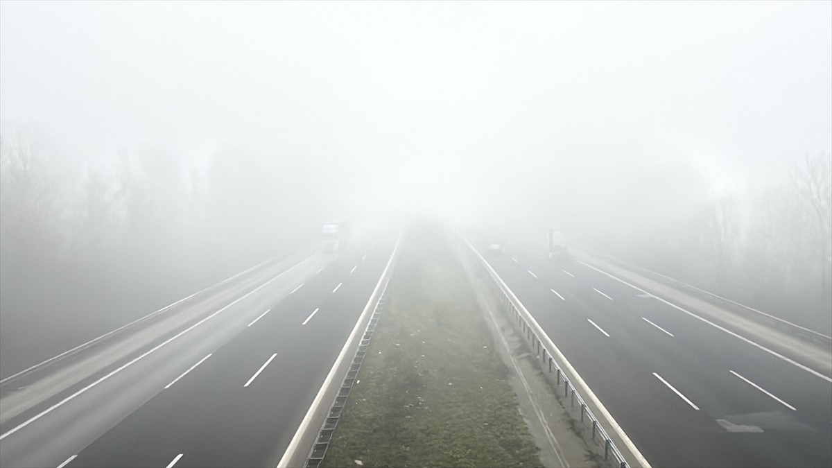 İstanbul ile Ankara arasında ulaşımı sağlayan Anadolu Otoyolu'nun Düzce kesiminde sis nedeniyle...
