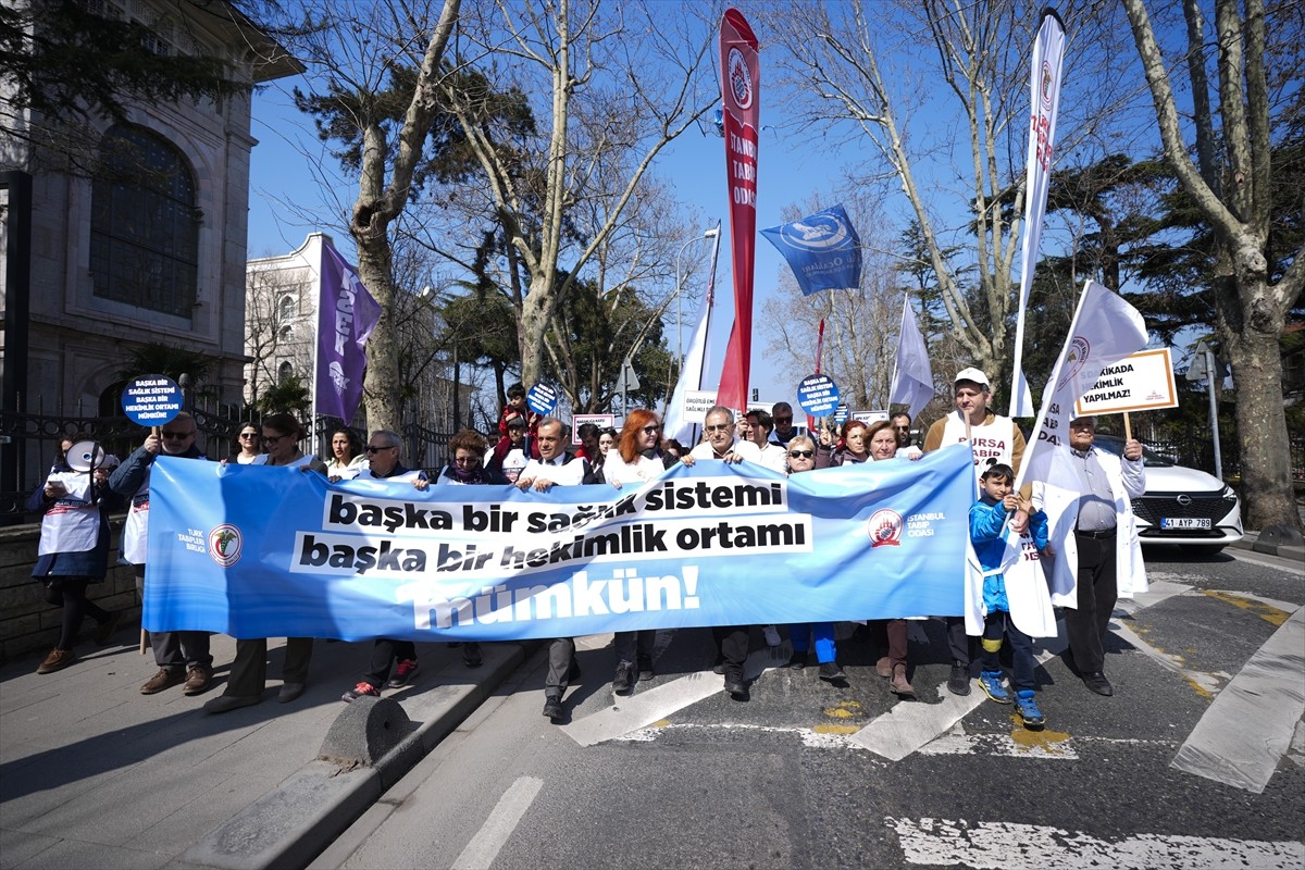 İstanbul Kadıköy'de bir grup sağlık çalışanı, 14 Mart Tıp Bayramı dolayısıyla "Geleneksel Büyük...
