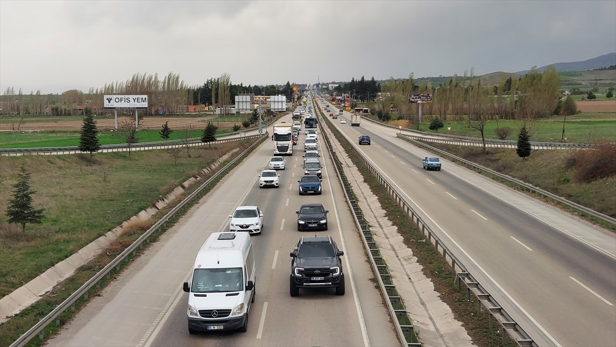 İstanbul-Samsun kara yolunda Ramazan Bayramı tatili dolayısıyla trafik yoğunluğu arttı.  Karadeniz...