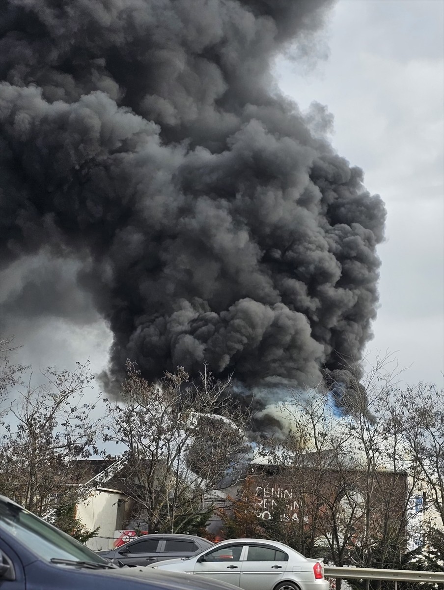 İstanbul Sultanbeyli Ahmet Yesevi Mahallesi'ndeki bir iş yerinde çıkan yangına itfaiye ekipleri...