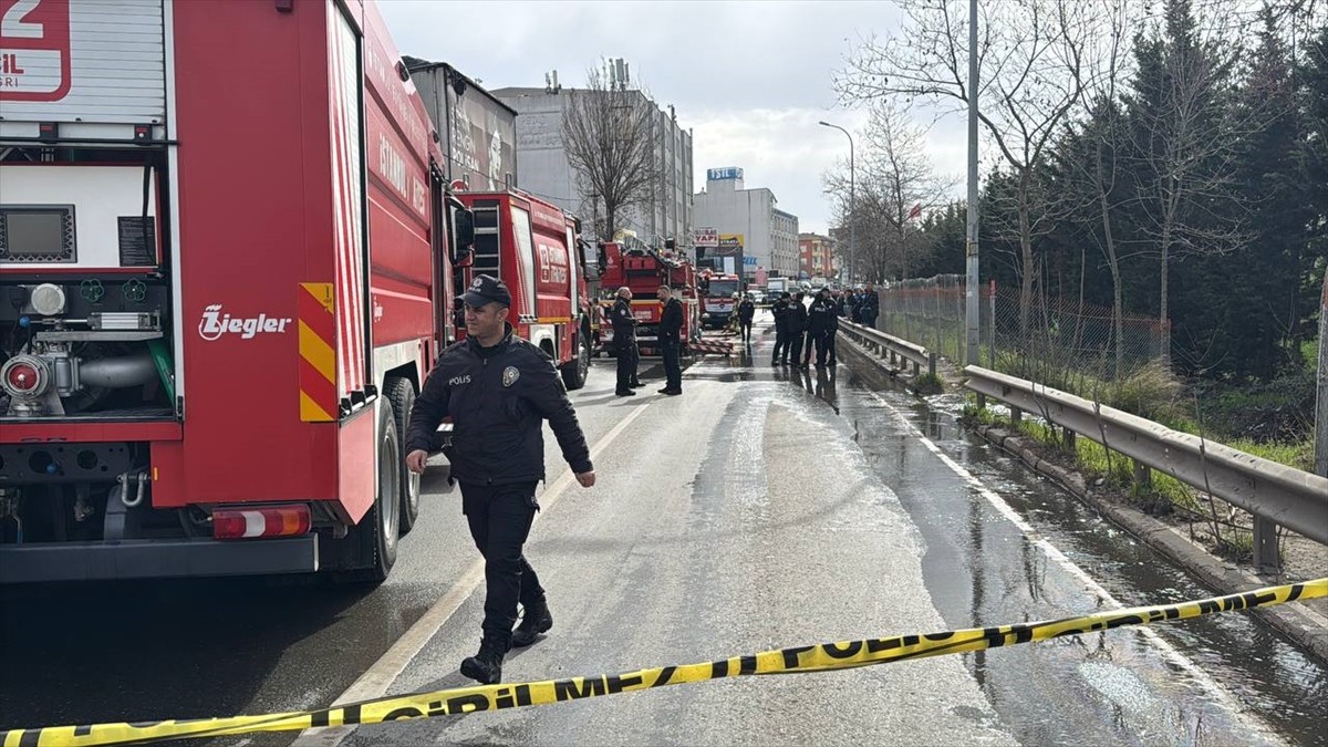İstanbul Sultanbeyli Ahmet Yesevi Mahallesi Demokrasi Caddesi'nde iş yerinde çıkan yangın itfaiye...