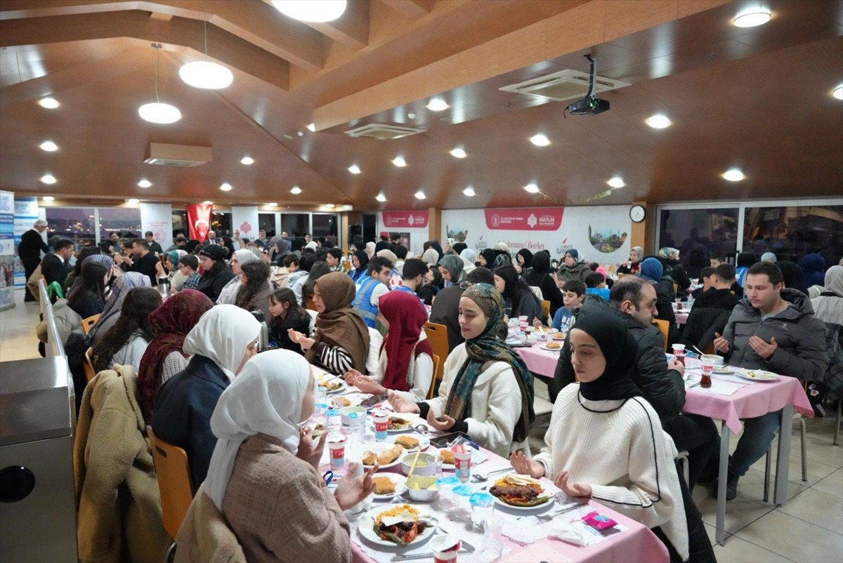  İstanbul Vakıflar 1. ve 2. Bölge Müdürlükleri, ramazan ayında geleneksel iftar sofralarını...