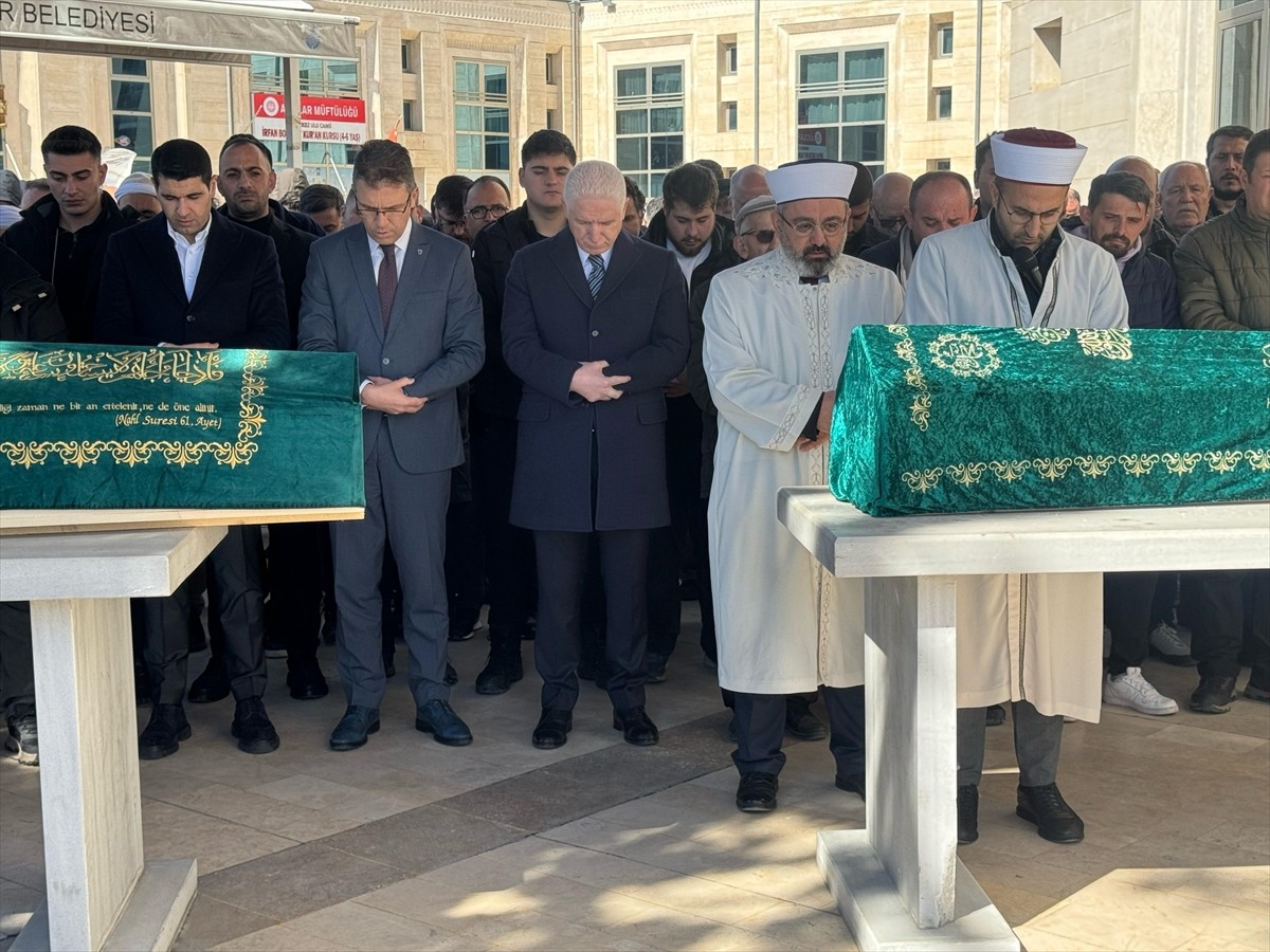 İstanbul Valisi Davut Gül, eşi tarafından öldürülen Fikriye Alıcı ve 3 çocuğu için Avcılar Merkez...