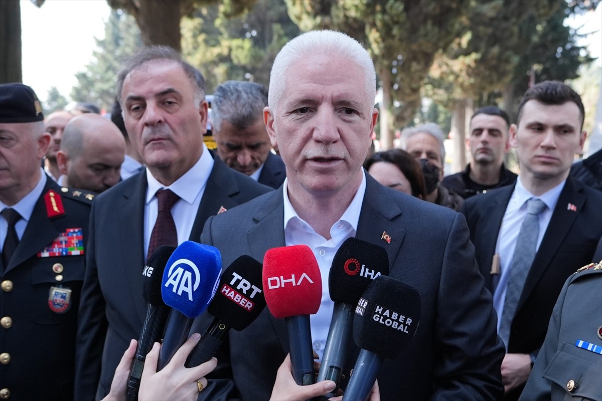 İstanbul Valisi Davut Gül, Ramazan Bayramı arifesinde ziyaret ettiği Edirnekapı Şehitliği'ni...