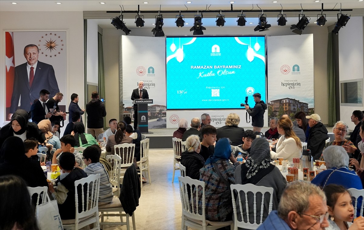 İstanbul Valisi Davut Gül, Ramazan Bayramı dolayısıyla ziyaret ettiği Darülaceze sakinleriyle...