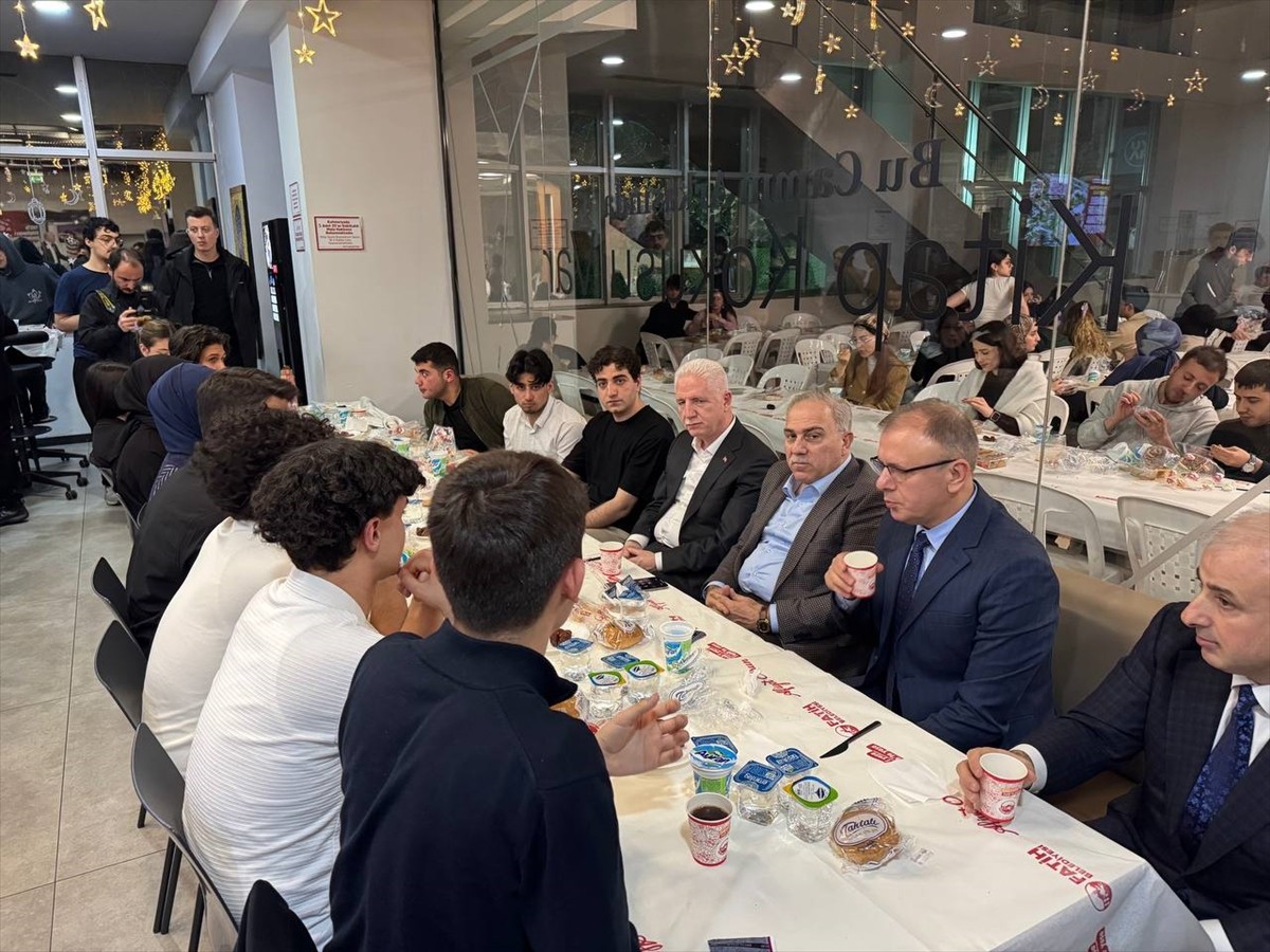 İstanbul Valisi Davut Gül (sol 4), Fatih Merkez Kütüphanesi'nde düzenlenen iftarda gençlerle bir...