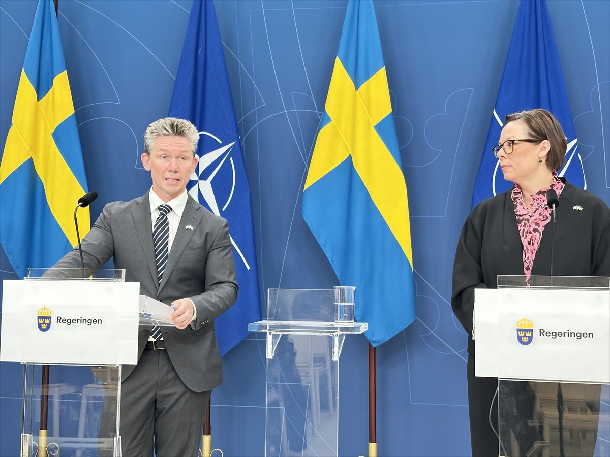  İsveç Dışişleri Bakanı Maria Malmer Stenergard (sağda), İsveç'in ilk defa NATO'nun hava savunma...
