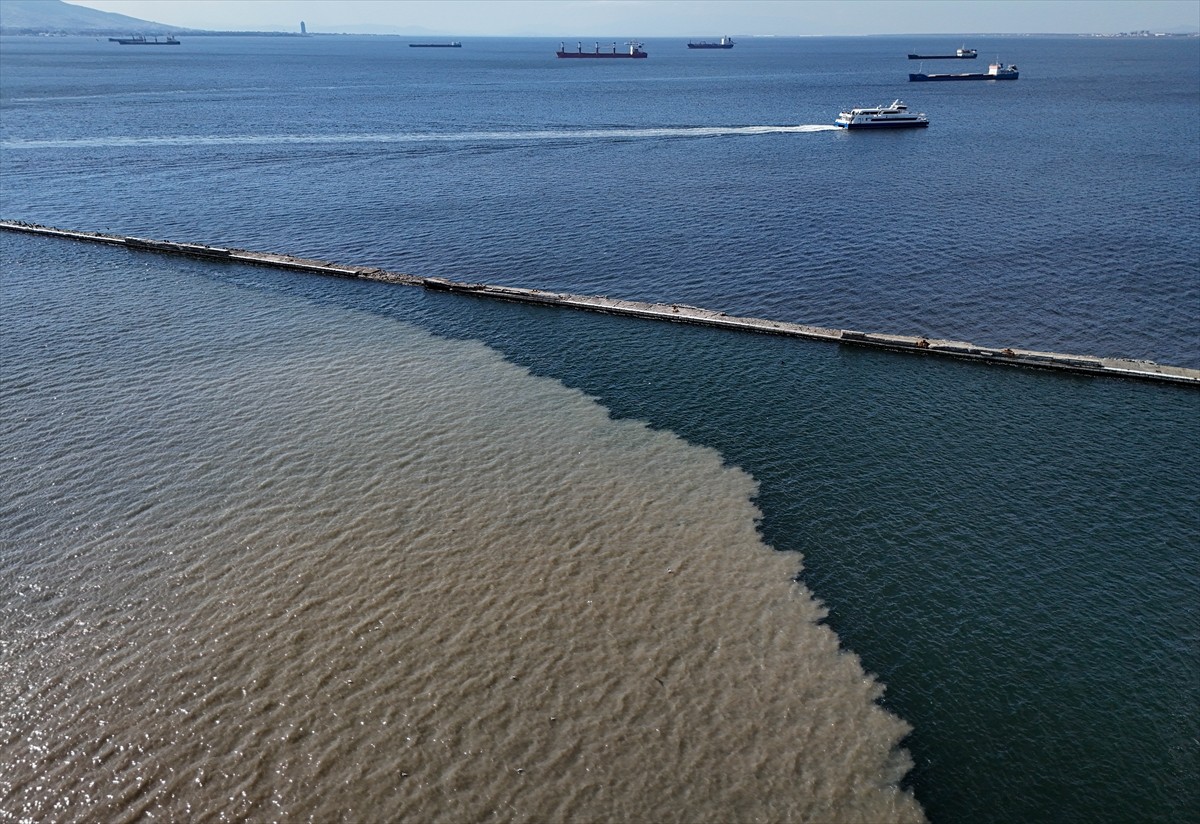 İzmir'de, atık su deşarjının yapıldığı körfezde suyun rengi değişti, çevreye kötü kokular yayıldı....