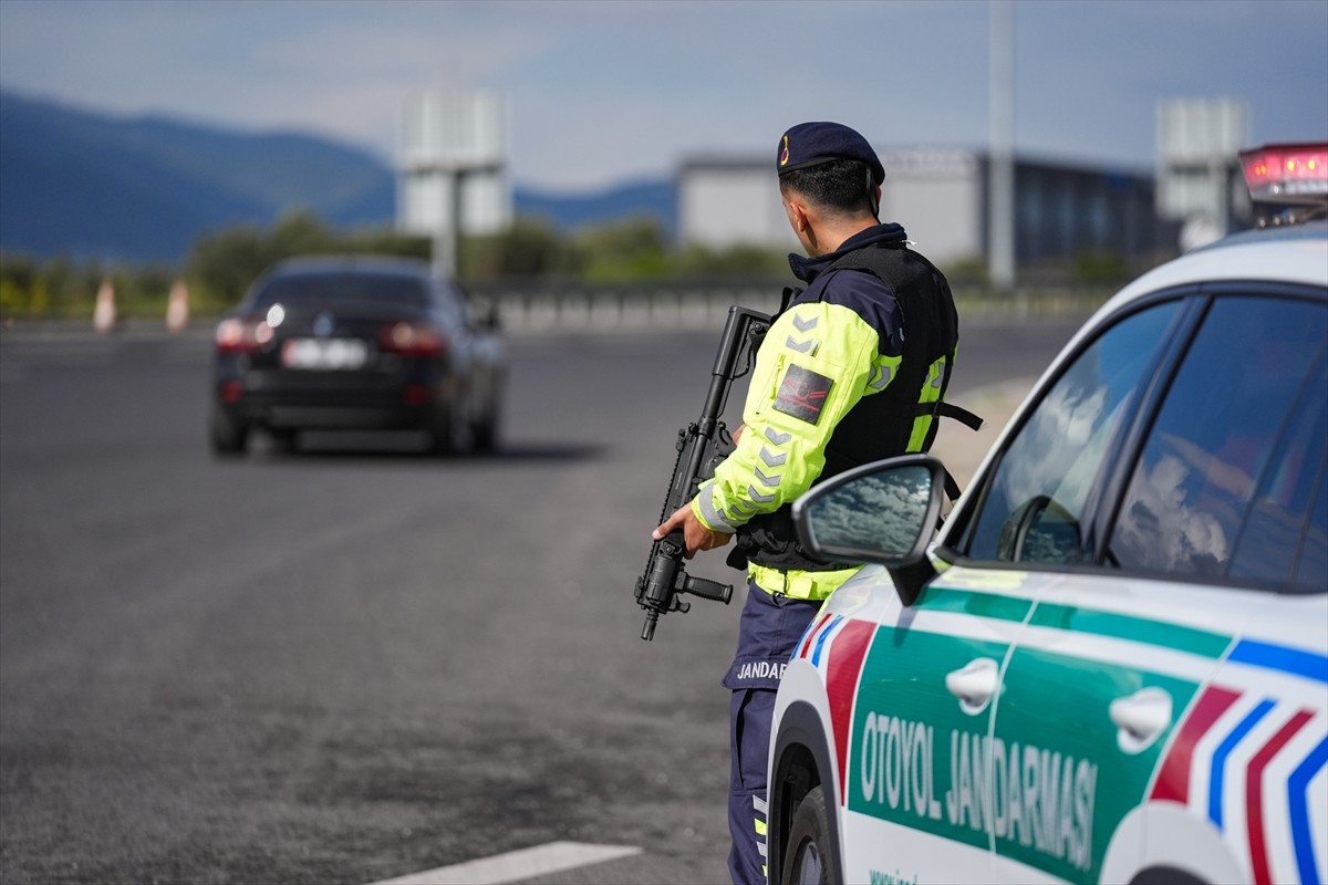  İzmir'de İl Jandarma Komutanlığı ekipleri, Ramazan Bayramı tatili nedeniyle yoğunluk oluşan kara...