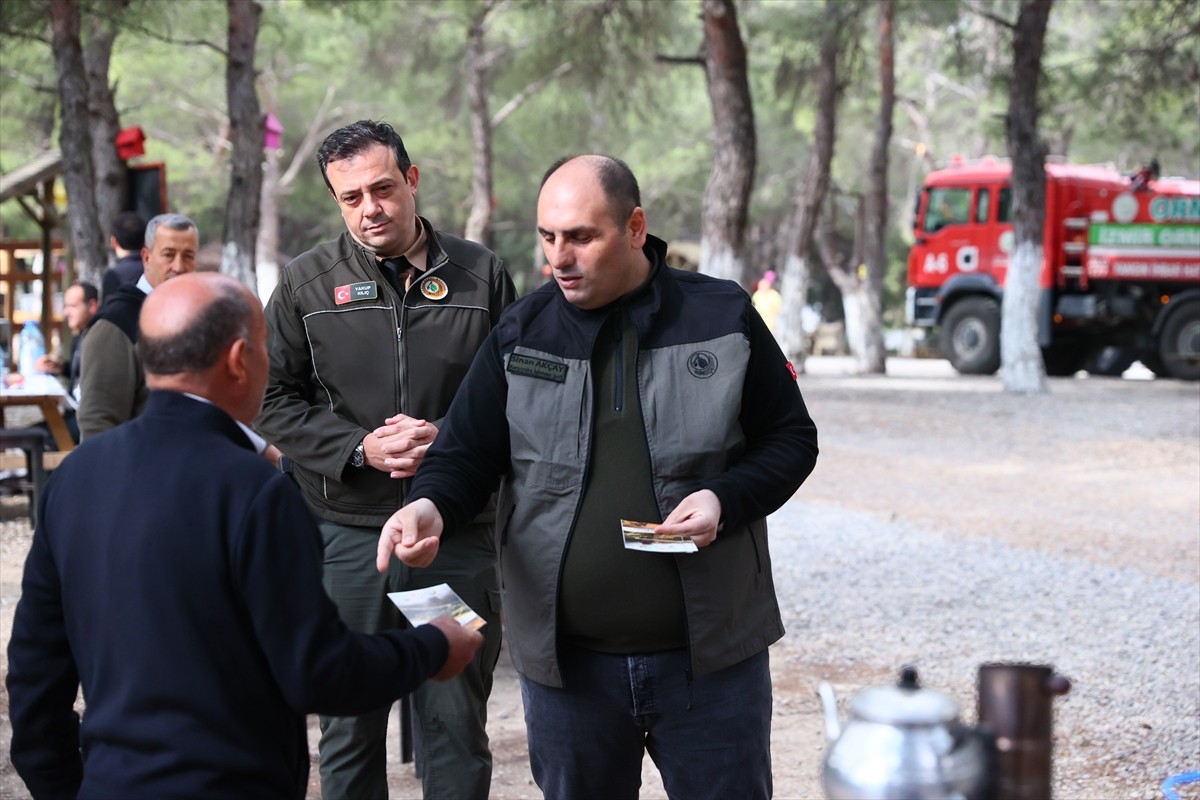 İzmir'de yangınlara karşı teyakkuz halinde olan Orman Bölge Müdürlüğü ekipleri, Ramazan Bayramı...