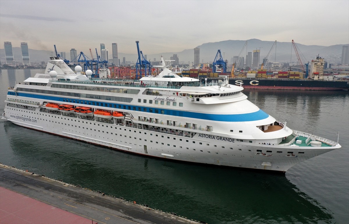 İzmir'e "MSC Sinfonia" ile "Astoria Grande" adlı kruvaziyerler 2 bin 983 turist getirdi....