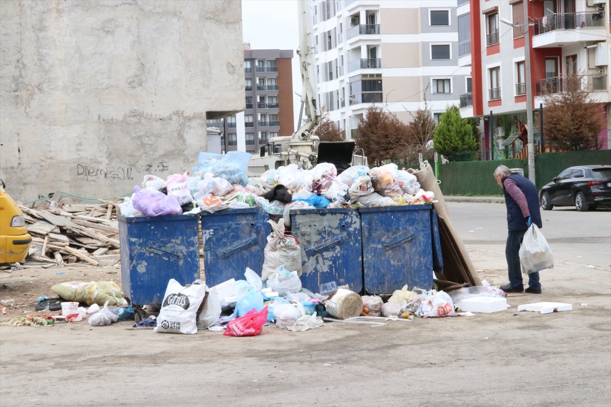 İzmir'in Buca Belediyesi'nde DİSK'e bağlı Genel İş 5 No'lu Şube üyesi bazı işçiler, maaş, geriye...