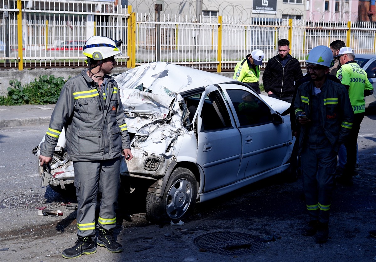 İzmir'in Buca ilçesinde park halindeki 5 araca çarpan otomobilin sürücüsü yaralandı. Otomobilin...