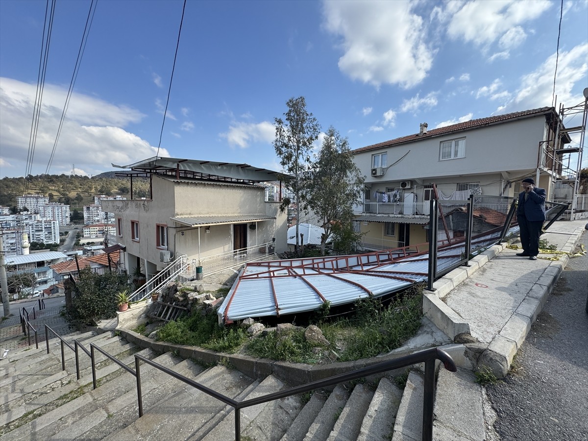 İzmir'in Çiğli ilçesinde şiddetli rüzgarın etkisiyle, tamir ettikleri çatıdan düşerek hayatını...