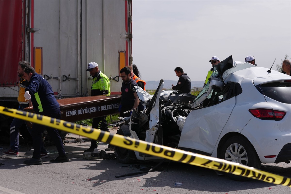 İzmir'in Çiğli ilçesinde tıra çarpan otomobilin sürücüsü hayatını kaybetti. Kaza yerine polis ve...