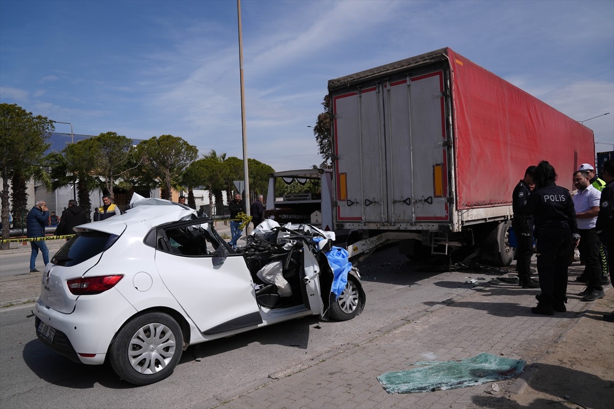 İzmir'in Çiğli ilçesinde tıra çarpan otomobilin sürücüsü hayatını kaybetti. Kaza yerine polis ve...
