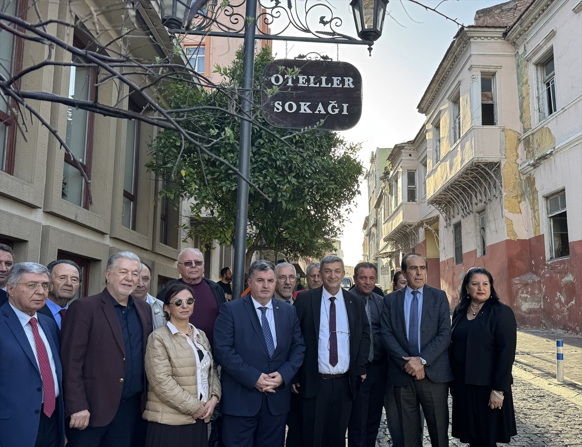 İzmir'in Konak ilçesinde Basmane semtindeki oteller sokağının tarihi dokusu korunarak...