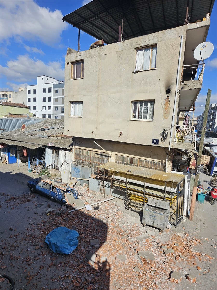 İzmir'in Menderes ilçesinde kuvvetli rüzgar nedeniyle apartmanın çatı katındaki duvarın yıkılması...