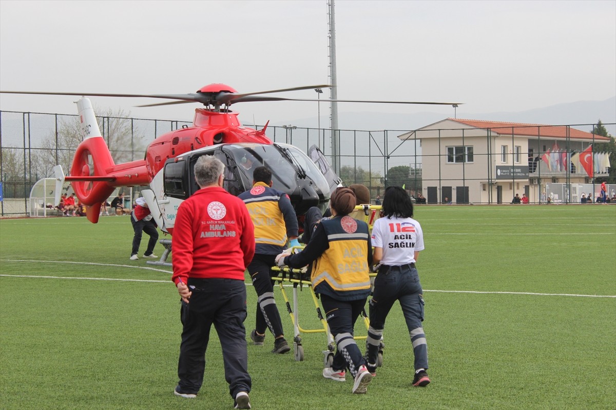 İzmir'in Ödemiş ilçesinde futbol müsabakasına, acil bir hastanın hava ambulansıyla hastaneye sevk...