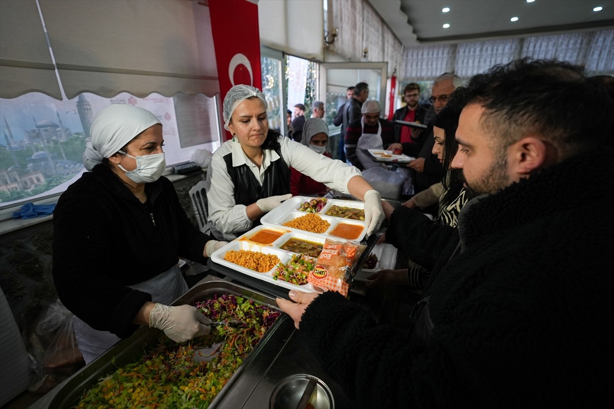 İzmir Vakıflar Bölge Müdürlüğü ramazan ayı boyunca İzmir ve Manisa'da 2 bin kişiye iftar sofraları...