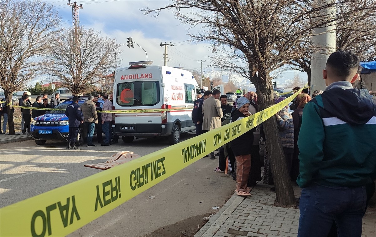 Kahramanmaraş'ın Elbistan ilçesinde hafif ticari aracın çarptığı kadın yaşamını...