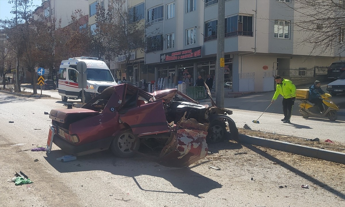 Kahramanmaraş'ın Elbistan ilçesinde refüjdeki ağaca çarpan otomobilde bulunan 1 kişi öldü, 1 kişi...