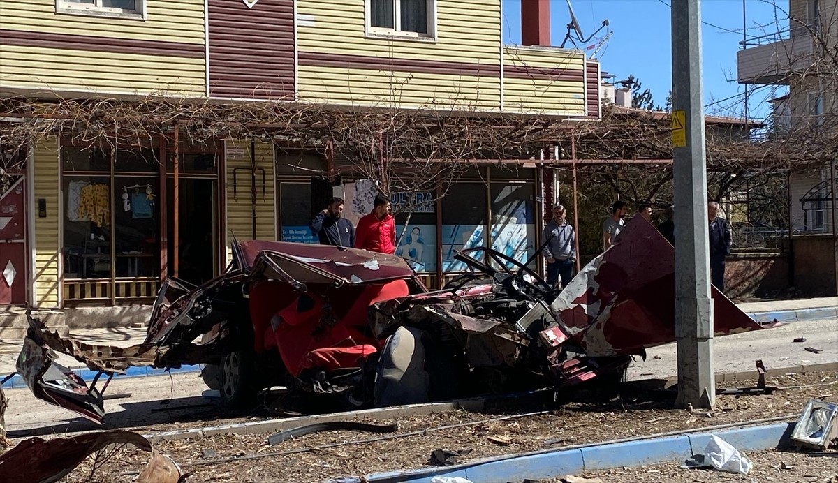 Kahramanmaraş'ın Elbistan ilçesinde refüjdeki ağaca çarpan otomobilde bulunan 1 kişi öldü, 1 kişi...