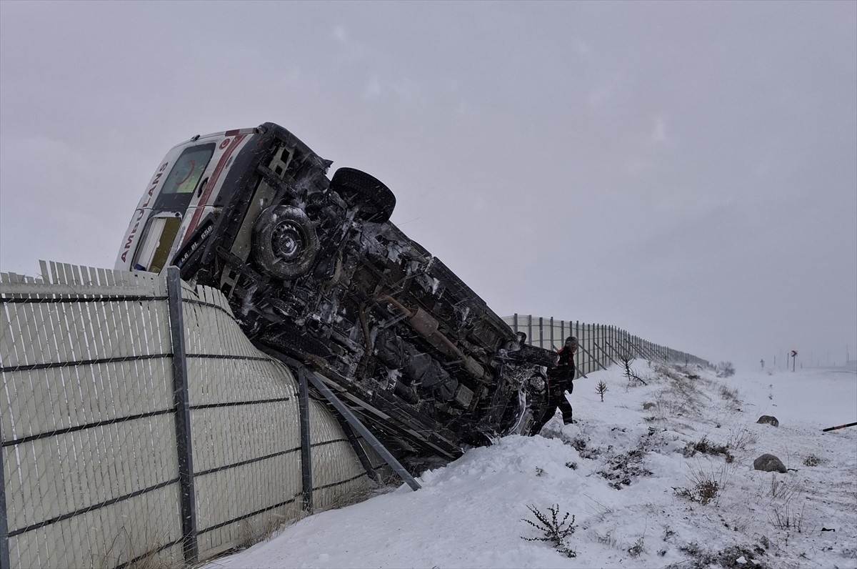 Kahramanmaraş'ın Nurhak ilçesinde ambulansın devrilmesi sonucu yaralanan 3 sağlık personeli...
