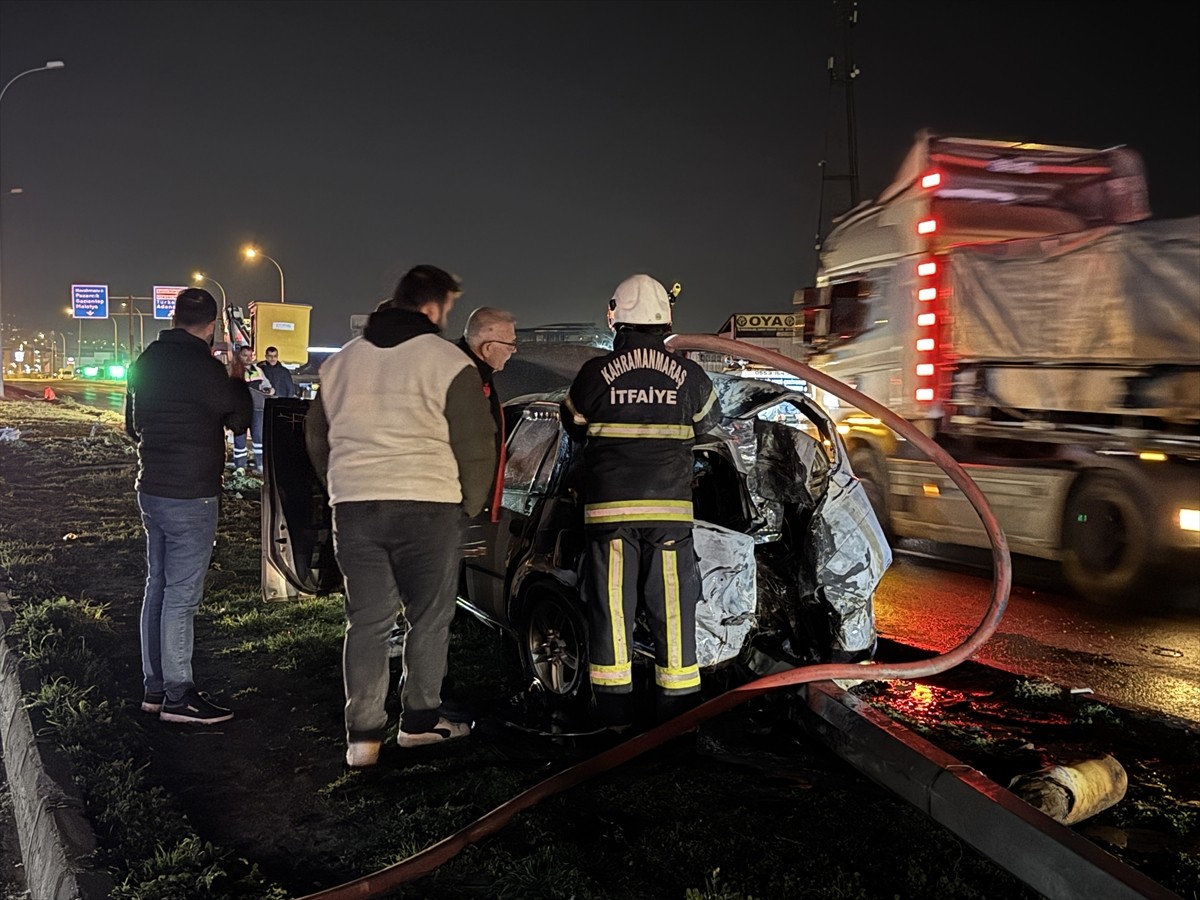 Kahramanmaraş'ın Onikişubat ilçesinde, iki otomobil ile tırın karıştığı zincirleme trafik...